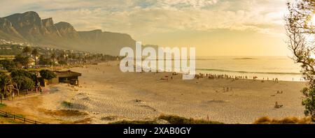 Vista di Camps Beach, Camps Bay, città del Capo, Capo Occidentale, Sud Africa, Africa Foto Stock
