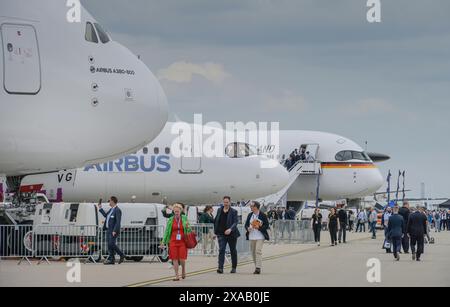 Emirates Airbus A380, Airbus A321, Flugbereitschaft der Luftwaffe Airbus A350 Kurt Schumacher, ILA 2024, Internationale Luft- und Raumfahrtausstellung Berlin, Schönefeld, Brandenburg, Deutschland *** Emirates Airbus A380, Airbus A321, Air Force Air Wing Airbus A350 Kurt Schumacher, ILA 2024, International Aerospace Exhibition Berlin, Schönefeld, Brandenburg, Brandenburg, Germania Foto Stock