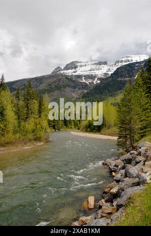 Guardando verso Heaven's Peak dalla riva del McDonald Creek nel Glacier National Park Foto Stock