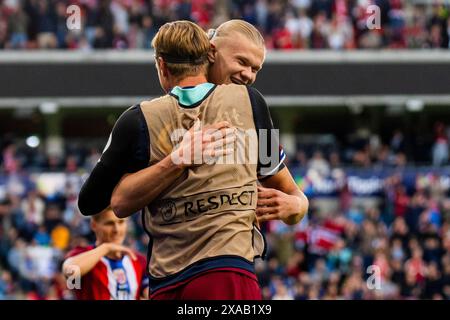 Oslo 20240605. Erling Braut Haaland festeggia con Erik Botheim dopo il gol del 2-0 durante la partita privata internazionale di calcio tra Norvegia e Kosovo allo stadio Ullevaal. Foto: Fredrik Varfjell / NTB Foto Stock