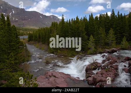 Le cascate Redrock Falls si tuffano nel parco nazionale Swiftcurrent Creek-Glacier Foto Stock