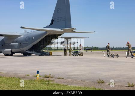 I Marines statunitensi con Marine Aerial Refueler Transport Squadron (VMGR) 252 e Marine Attack Squadron (VMA) 231, caricano il carico nel retro di un KC-130J Her Foto Stock