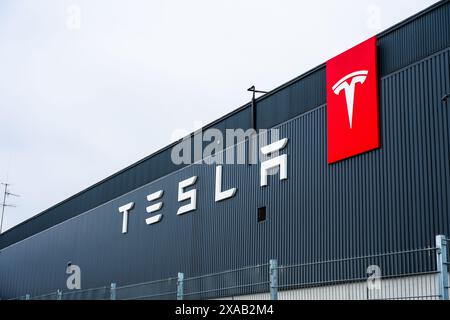 Stoccolma, Svezia - 09 marzo 2024: Logo Tesla sulla facciata di un grande laboratorio Foto Stock