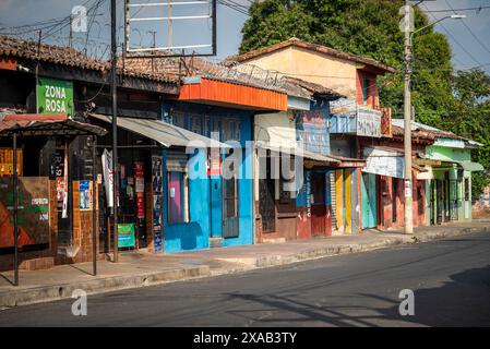 Strada colorata a Santa Ana, El Salvador Foto Stock