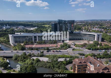 Veduta aerea della GSK House, degli uffici GlaxoSmithKline a Brentford, Londra, Regno Unito. Foto Stock