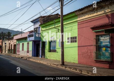 Strada colorata a Santa Ana, El Salvador Foto Stock