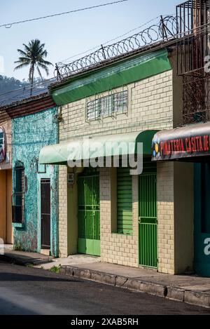 Strada colorata a Santa Ana, El Salvador Foto Stock