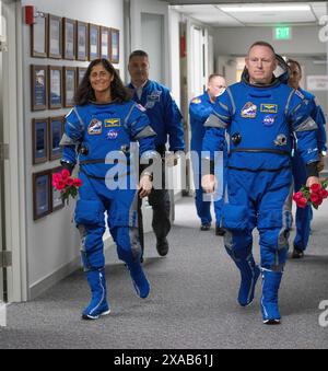 3 giugno 2024 - Cape Canaveral, Florida, Stati Uniti - durante il primo tentativo di lancio del Boeing Crew Flight test della NASA, gli astronauti della NASA Butch Wilmore e Suni Williams vengono fotografati portando rose all'interno del Neil A. Armstrong Operations and Checkout Building presso il Kennedy Space Center della NASA in Florida lunedì. Come parte del Commercial Crew Program dell'agenzia, il primo lancio con equipaggio verso la stazione spaziale Internazionale a bordo della navicella spaziale Starliner della Boeing sulla cima di un razzo Atlas V della United Launch Alliance dallo Space Launch Complex-41 presso la vicina Cape Canaveral Space Force Station è stato preso di mira per le 22:34 Foto Stock