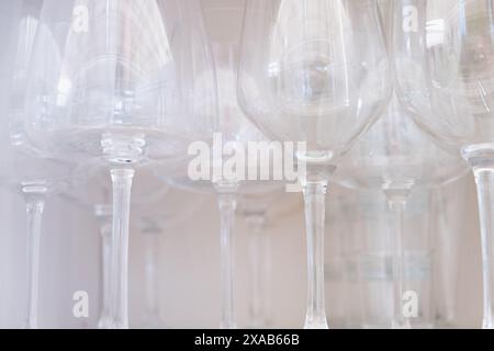 bicchieri da vino disposti all'interno di un armadietto bianco Foto Stock