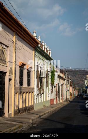 Strada colorata a Santa Ana, El Salvador Foto Stock