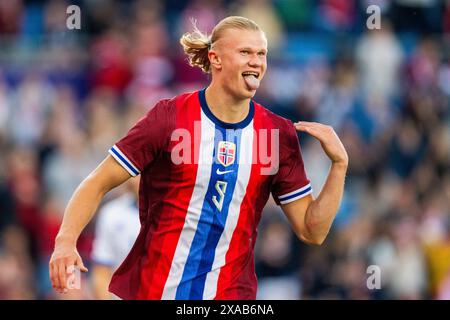 Oslo 20240605. Erling Braut Haaland festeggia dopo il gol del 3-0 durante la partita privata internazionale di calcio tra Norvegia e Kosovo allo stadio Ullevaal. Foto: Fredrik Varfjell / NTB Foto Stock