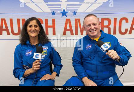 1 giugno 2024 - Cape Canaveral, Florida, USA - gli astronauti della NASA Suni Williams e Butch Wilmore partecipano a un evento di coinvolgimento virtuale dei media dall'interno degli Astronaut Crew Quarters nella Neil A. Armstrong Operations and Checkout Facility presso il Kennedy Space Center dell'agenzia in Florida mercoledì 1 maggio, 2024. Wilmore e Williams lanceranno al Boeing Crew Flight test della NASA a bordo della navicella Starliner della compagnia sulla cima di un razzo ULA (United Launch Alliance) Atlas V dallo Space Launch Complex-41 presso la vicina Cape Canaveral Space Force Station. Il decollo è previsto per le 22:34 ora legale (ora legale) di lunedì Foto Stock