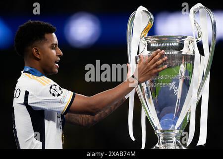 Londra, Regno Unito. Giugno 2024. Rodrygo Goes del Real Madrid CF festeggia con il trofeo durante la cerimonia di premiazione successiva alla finale di calcio della UEFA Champions League tra il Borussia Dortmund e il Real Madrid CF. Crediti: Nicolò campo/Alamy Live News Foto Stock