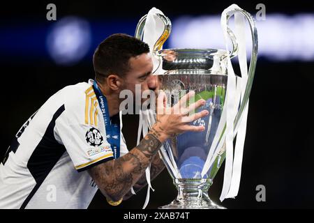 Londra, Regno Unito. Giugno 2024. Joselu del Real Madrid CF bacia il trofeo durante la cerimonia di premiazione successiva alla finale di UEFA Champions League tra Borussia Dortmund e Real Madrid CF. Crediti: Nicolò campo/Alamy Live News Foto Stock