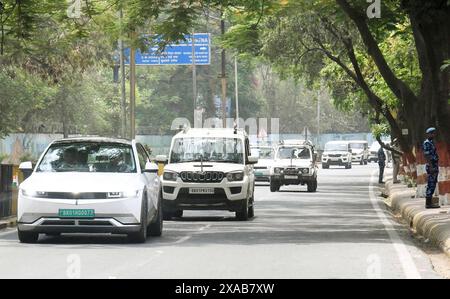 PATNA, INDIA - 5 GIUGNO: Carcade of Bihar, primo ministro, arriva all'aeroporto Jaiprakash Narayan il 5 giugno 2024 a Patna, India. (Foto di Santosh Kumar/Hindustan Times/Sipa USA) Foto Stock