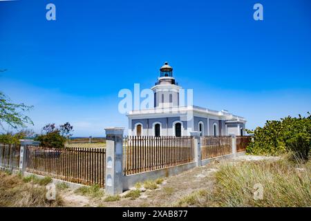 Faro di Cabo Rojo su una costa rocciosa nella costa azzurra e cristallina dell'oceano atlantico di Porto Rico. Foto Stock