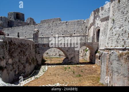 Italia, Italien, Italia, Monte Sant’Angelo; Puglia; castello di Monte Sant'Angelo; Castello di Monte Sant'Angelo; Ruine einer Kastellburg Foto Stock