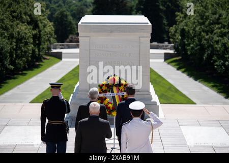 Arlington, Stati Uniti d'America. 31 maggio 2024. Il primo ministro belga Alexander De Croo, davanti a destra, e l'addetto alla difesa belga Rear Adm. Carl Gillis, davanti al centro, durante una cerimonia di corona presso la Tomba del Milite Ignoto, cimitero nazionale di Arlington, 31 maggio 2024, ad Arlington, Virginia, Stati Uniti. Credito: Elizabeth Fraser/U.S. Army/Alamy Live News Foto Stock