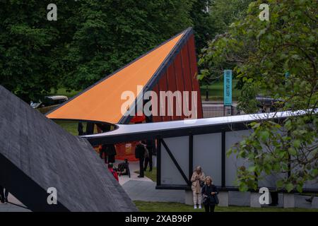 Londra, Regno Unito, 05 giugno 2024, il 23° Serpentine Pavilion, apre il 7 giugno 2024 chiamato "vuoto arcipelagico" da Minsuk Cho. Un architetto con sede a Seol. Composta da cinque "isole", presenta un vuoto nel centro circondato da strutture più piccole e adattabili che includono la Galleria, la Biblioteca, l'Auditorium, la Casa del tè e la Play Tower. Il Padiglione è aperto fino al 27 ottobre 2024 presso Serpentine South., Andrew Lalchan Photography/Alamy Live News Foto Stock