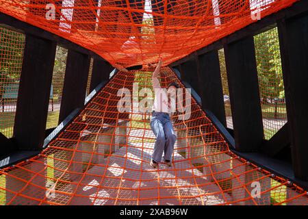 Londra, Regno Unito, 05 giugno 2024, il 23° Serpentine Pavilion, apre il 7 giugno 2024 chiamato "vuoto arcipelagico" da Minsuk Cho. Un architetto con sede a Seol. Composta da cinque "isole", presenta un vuoto nel centro circondato da strutture più piccole e adattabili che includono la Galleria, la Biblioteca, l'Auditorium, la Casa del tè e la Play Tower. Il Padiglione è aperto fino al 27 ottobre 2024 presso Serpentine South., Andrew Lalchan Photography/Alamy Live News Foto Stock