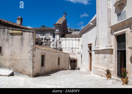 Italia, Italien, Italia, Monte Sant’Angelo; Puglia; santuario cattolico di San Arcangelo vista laterale - ingresso alla Chiesa della Madonna della libera Foto Stock