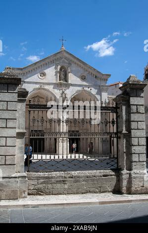 Italia, Italien, Italia, Monte Sant’Angelo; Puglia; santuario cattolico dedicato all'Arcangelo San Michele; Santuario San Michele Arcangelo Foto Stock