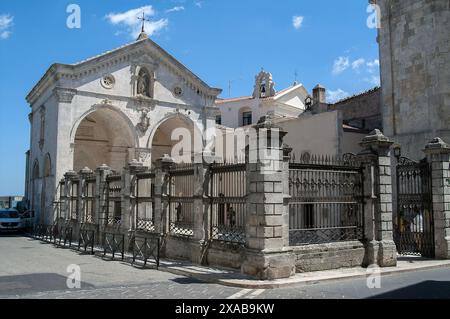 Italia, Italien, Italia, Monte Sant’Angelo; Puglia; santuario cattolico dedicato all'Arcangelo San Michele; Santuario San Michele Arcangelo Foto Stock
