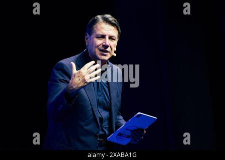 Roma, Italia. 5 giugno 2024. L'ex Premier italiano Giuseppe Conte tiene il suo discorso durante un incontro politico organizzato dal movimento 5 stelle per le prossime elezioni europee, al Teatro Brancaccio. (Foto di Vincenzo Nuzzolese/SOPA Images/Sipa USA) credito: SIPA USA/Alamy Live News Foto Stock