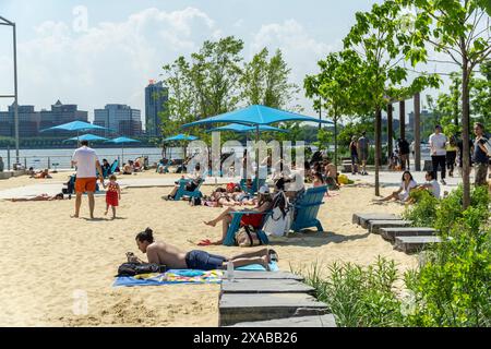 Moltissimi visitatori sulla spiaggia della penisola di Gansevoort nell'Hudson River Park di New York, si godranno il fine settimana del Memorial Day di domenica 26 maggio 2024. Il tempo caldo e il sole hanno preso il sopravvento nei primi due giorni, mentre il lunedì del Memorial Day dovrebbe essere nuvoloso e piovoso. (© Richard B. Levine) Foto Stock