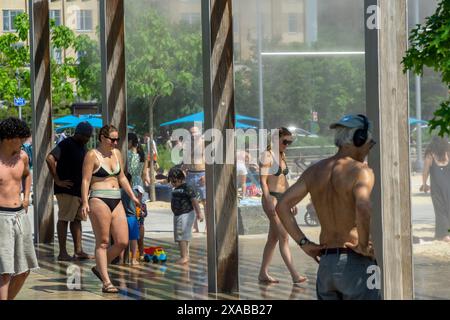 Moltissimi visitatori sulla spiaggia della penisola di Gansevoort nell'Hudson River Park di New York, si godranno il fine settimana del Memorial Day di domenica 26 maggio 2024. Il tempo caldo e il sole hanno preso il sopravvento nei primi due giorni, mentre il lunedì del Memorial Day dovrebbe essere nuvoloso e piovoso. (© Richard B. Levine) Foto Stock