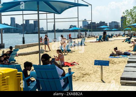 Moltissimi visitatori sulla spiaggia della penisola di Gansevoort nell'Hudson River Park di New York, si godranno il fine settimana del Memorial Day di domenica 26 maggio 2024. Il tempo caldo e il sole hanno preso il sopravvento nei primi due giorni, mentre il lunedì del Memorial Day dovrebbe essere nuvoloso e piovoso. (© Richard B. Levine) Foto Stock