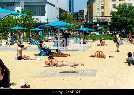 Moltissimi visitatori sulla spiaggia della penisola di Gansevoort nell'Hudson River Park di New York, si godranno il fine settimana del Memorial Day di domenica 26 maggio 2024. Il tempo caldo e il sole hanno preso il sopravvento nei primi due giorni, mentre il lunedì del Memorial Day dovrebbe essere nuvoloso e piovoso. (© Richard B. Levine) Foto Stock