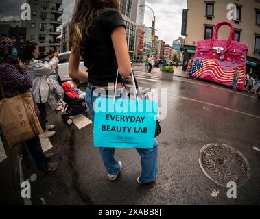 Una donna con i suoi cosmetici coreani Everyday Beauty Lab nel quartiere NoLita di New York lunedì 27 maggio 2024. (© Richard B. Levine) Foto Stock