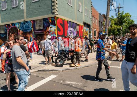 Migliaia di persone si riversano nel quartiere di Bushwick a Brooklyn, New York, per l'annuale Bushwick Collective Block Party che si terrà sabato 1 giugno 2024. La festa annuale attrae persone da tutta la città per ascoltare musica e vedere i numerosi murales. (© Richard B. Levine) Foto Stock