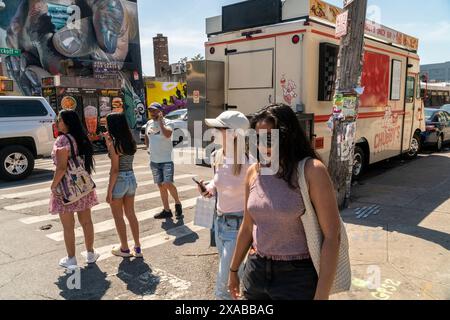 Migliaia di persone si riversano nel quartiere di Bushwick a Brooklyn, New York, per l'annuale Bushwick Collective Block Party che si terrà sabato 1 giugno 2024. La festa annuale attrae persone da tutta la città per ascoltare musica e vedere i numerosi murales. (© Richard B. Levine) Foto Stock