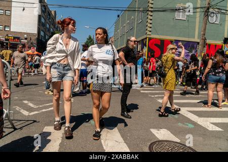 Migliaia di persone si riversano nel quartiere di Bushwick a Brooklyn, New York, per l'annuale Bushwick Collective Block Party che si terrà sabato 1 giugno 2024. La festa annuale attrae persone da tutta la città per ascoltare musica e vedere i numerosi murales. (© Richard B. Levine) Foto Stock