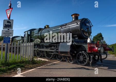 West Somerset Railway, Norton Manor locomotiva che attraversa il passaggio a livello non custodito a Dunster Beach, Somerset, Regno Unito Foto Stock