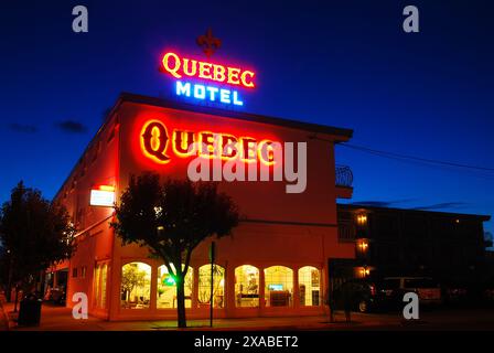 Le luci al neon del Quebec Motel brillano a Wildwood, New Jersey Foto Stock