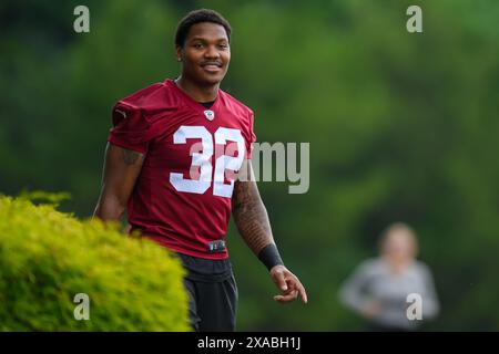 Ashburn, Virginia, Stati Uniti. 5 giugno 2024. Il linebacker dei comandanti di Washington Mykal Walker (32) si reca a piedi al Washington Commanders OTA Practice presso l'OrthoVirginia Training Center al Commanders Park di Ashburn, Virginia Reggie Hildred/CSM/Alamy Live News Foto Stock