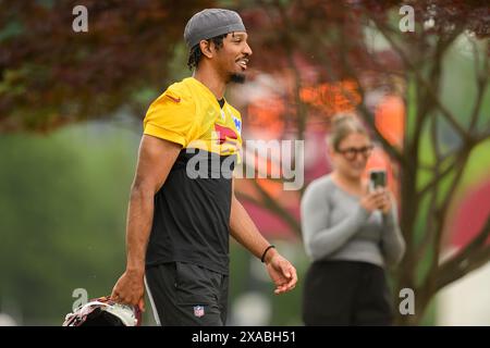 Ashburn, Virginia, Stati Uniti. 5 giugno 2024. Il quarterback dei Washington Commanders Jayden Daniels (5) si reca a piedi al Washington Commanders OTA Practice presso l'OrthoVirginia Training Center al Commanders Park di Ashburn, Virginia Reggie Hildred/CSM/Alamy Live News Foto Stock