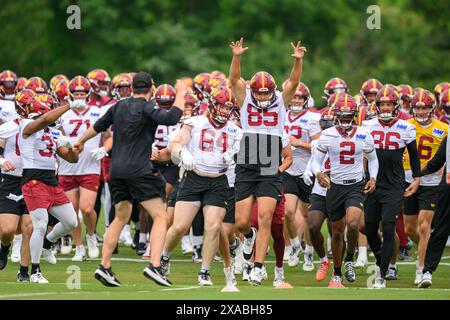 Ashburn, Virginia, Stati Uniti. 5 giugno 2024. I giocatori dei comandanti di Washington reagiscono durante la pratica OTA dei comandanti di Washington presso l'OrthoVirginia Training Center presso Commanders Park ad Ashburn, Virginia Reggie Hildred/CSM/Alamy Live News Foto Stock