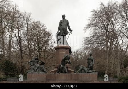 Berlino, Germania - 20 dicembre 2023 - Bismarck Memorial (Bismarck Nationaldenkmal) una statua commemorativa in bronzo nei pressi della colonna della Vittoria di Berlino in t Foto Stock