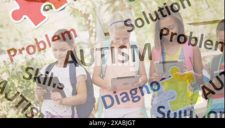 Immagine di testo autistico su amici di bambini che usano dispositivi elettronici Foto Stock