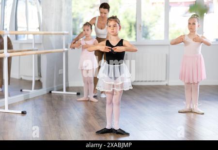 Le bambine stanno imparando vari movimenti di danza e balletto in studio Foto Stock