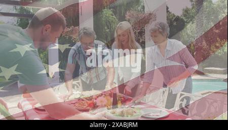 Immagine della bandiera americana sopra la felice famiglia caucasica che cena fuori Foto Stock
