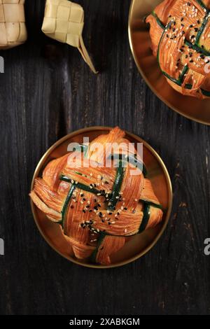 Vista dall'alto Cropat Croissant Ketupat, pasticceria con ripieno di manzo Rendang per la celebrazione di Eid al Fitr, cibo virale in Indonesia e Malesia Foto Stock