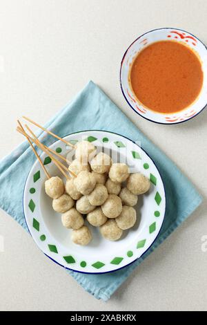 Vista dall'alto del Cilok Goreng Borma Setiabudi, palle di Tapioca fritte servite con salsa di arachidi Foto Stock