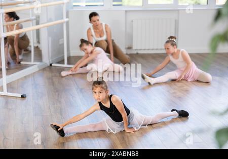 Durante l'allenamento, le ragazze si siedono sul pavimento e si dividono. Foto Stock