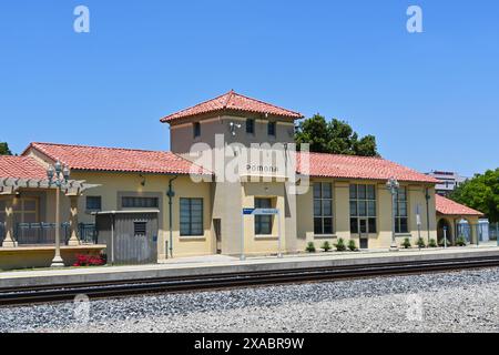 POMONA, CALIFORNIA - 18 MAGGIO 2024: Stazione Amtrak nella parte est della contea di Los Angeles. Foto Stock