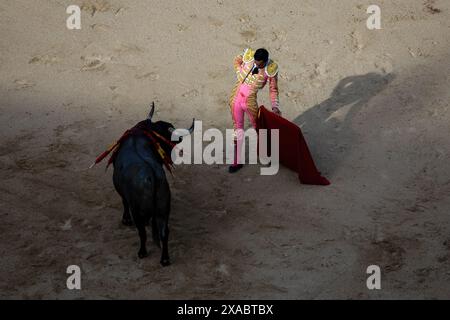 Madrid, Spagna. 5 giugno 2024. Il torero spagnolo Paco Urena si esibisce con un toro nel Las Ventas Bullring durante la stampa. Questo pomeriggio, presieduto da re Felipe vi, si è svolto presso l'arena Las Ventas di Madrid 'la Corrida de la Prensa de 2024'. Credito: SOPA Images Limited/Alamy Live News Foto Stock